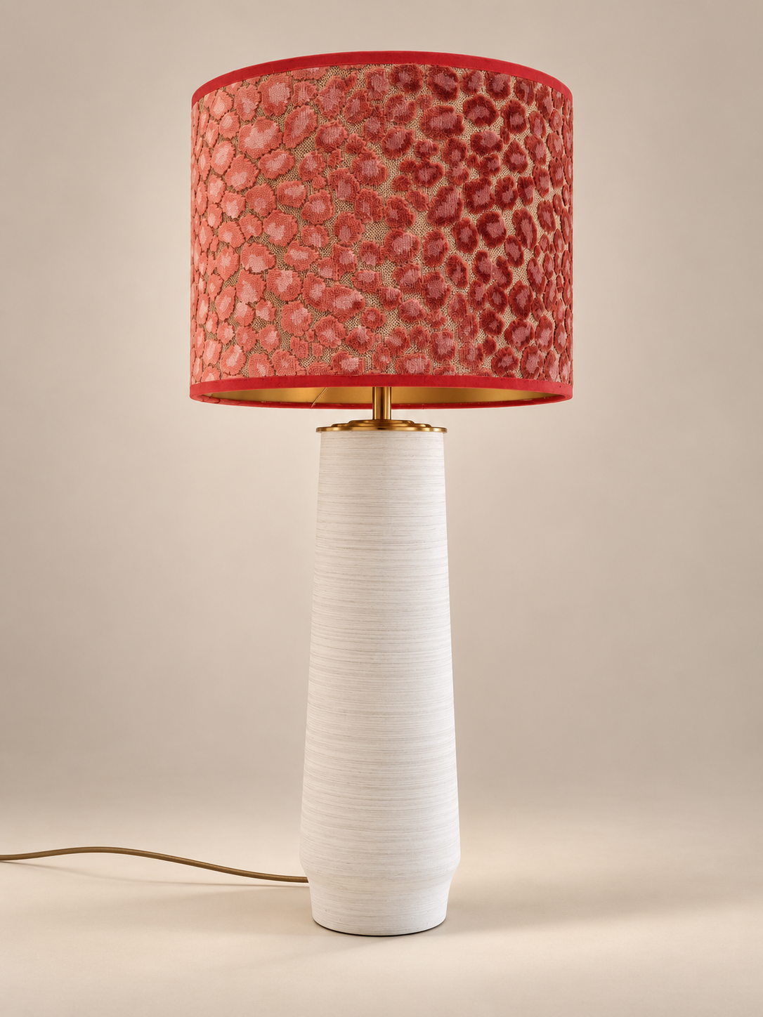 Complete lamp met witte cilindervoet en koraalroze panterdessin kap