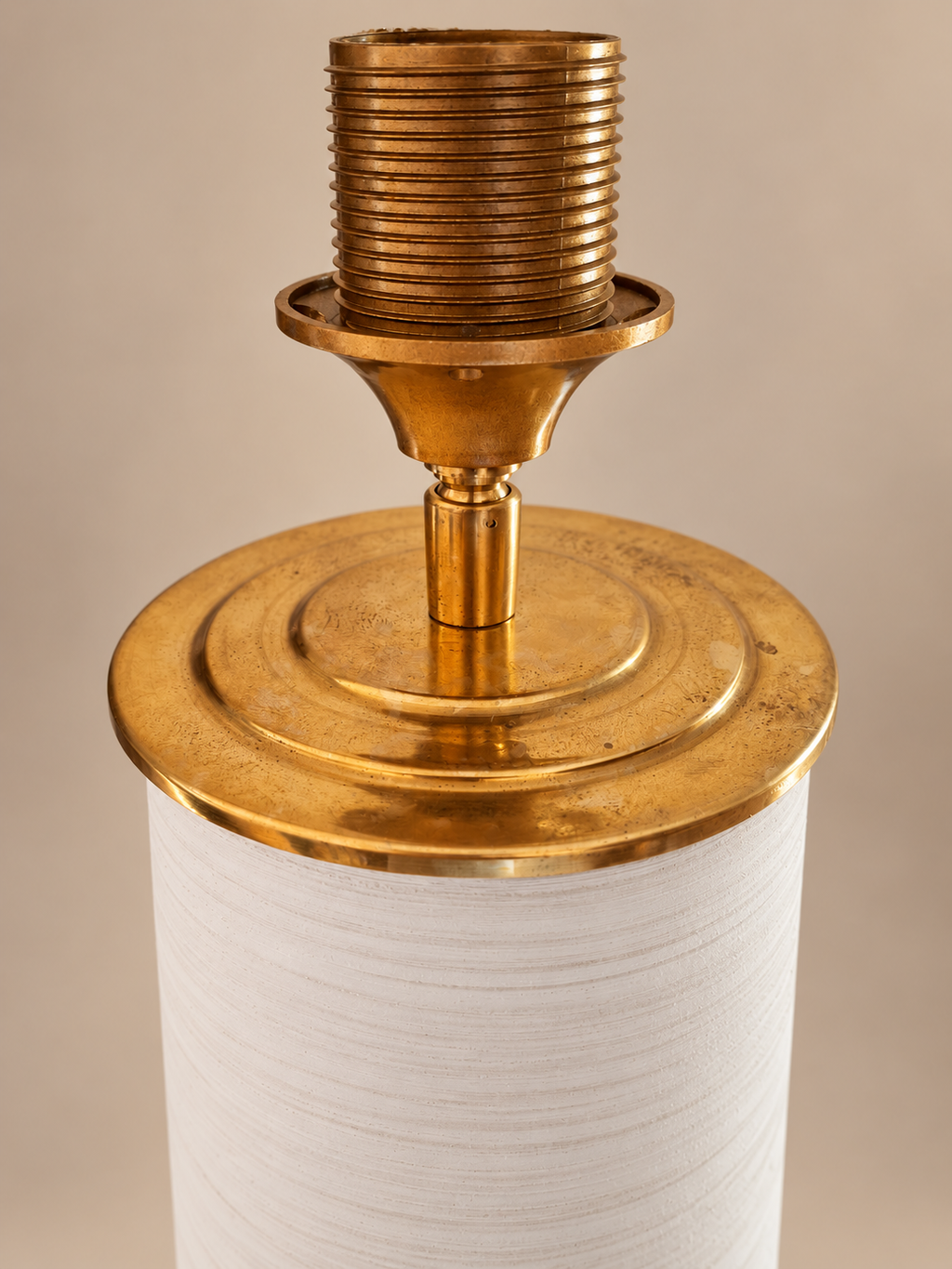 Detail witte voet en goudkleurige fitting