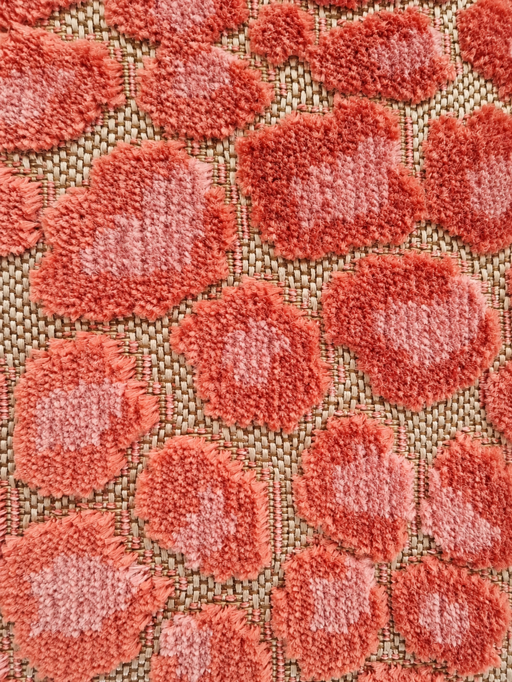 Stofdetail Coral Leopard koraalroze panterdessin