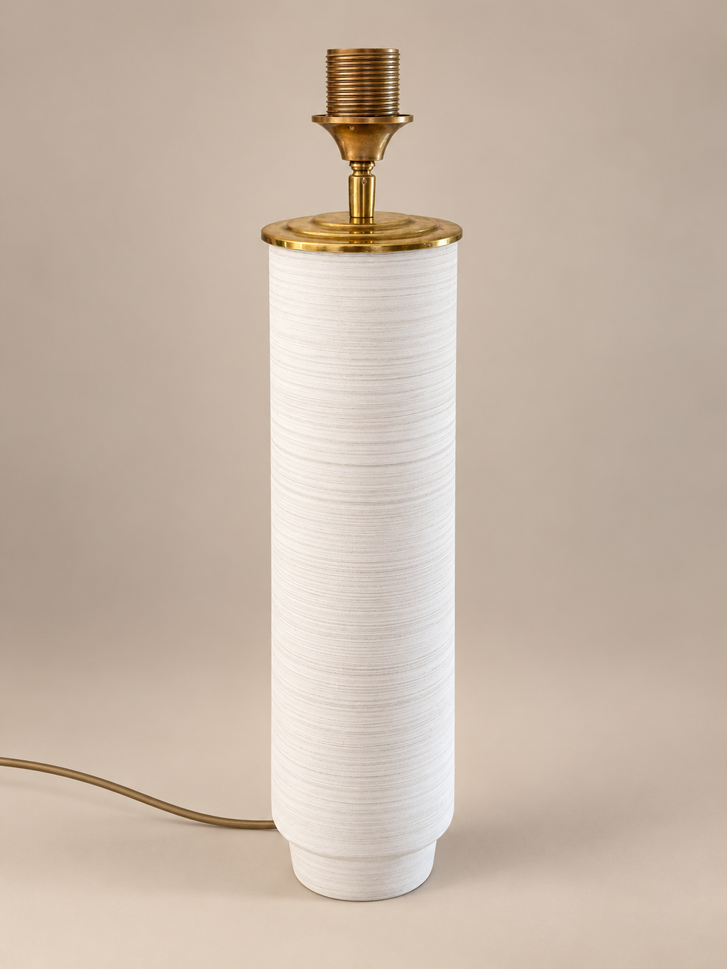 Witte cilindervormige lampenvoet met goudkleurige details