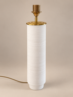 Witte cilindervormige lampenvoet met goudkleurige details