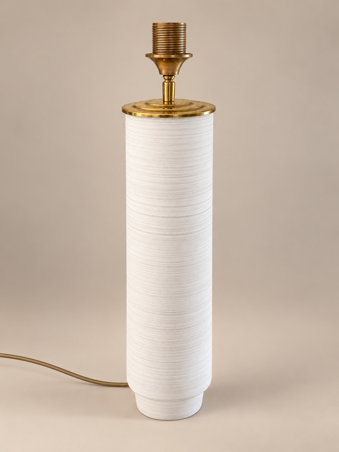 Witte cilindervormige lampenvoet met goudkleurige details