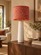 Coral Leopard White complete lamp op houten dressoir in warm beige interieur