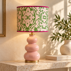 Lampenkap Casa Fiora op roze lampenvoet in een warm en stijlvol interieur