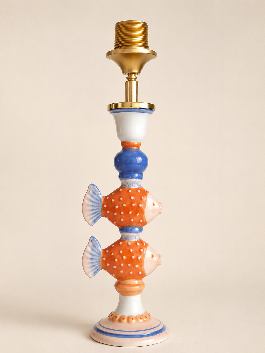 Casa Sardina lampenvoet met twee oranje vissen, blauwe en roze accenten en goudkleurige fitting.