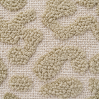 Detail van het crèmekleurige reliëftextiel met subtiel dierenpatroon