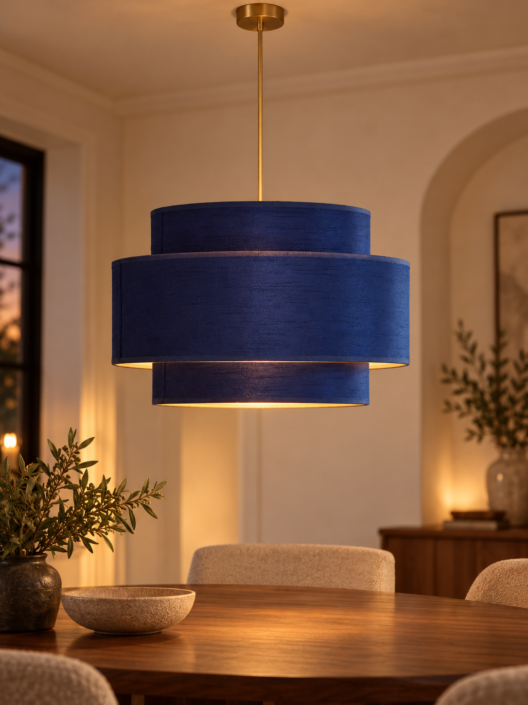 Blauwe drielaagse hanglamp met goudkleurig snoer in een Hotel Chique interieur