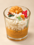 Patrones Candles Pumpkin Spice geurkaars van sojawas in glas met gouden logo, oranje pompoen en kleurrijke herfstblaadjes.