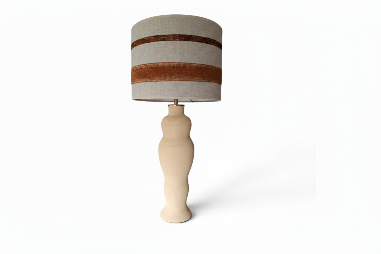 Nomad Tafellamp — Sculpturaal & Kap; Linnenblend Chenille streep met handgestikte streepdetail Terracotta.