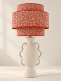 Casa Amfora Blush tafellamp met lichte sculpturale voet en gelaagde koraalroze lampenkap