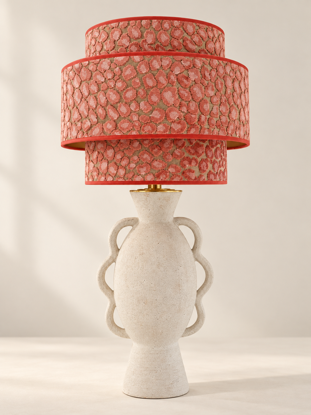 Casa Amfora Blush tafellamp met lichte sculpturale voet en gelaagde koraalroze lampenkap