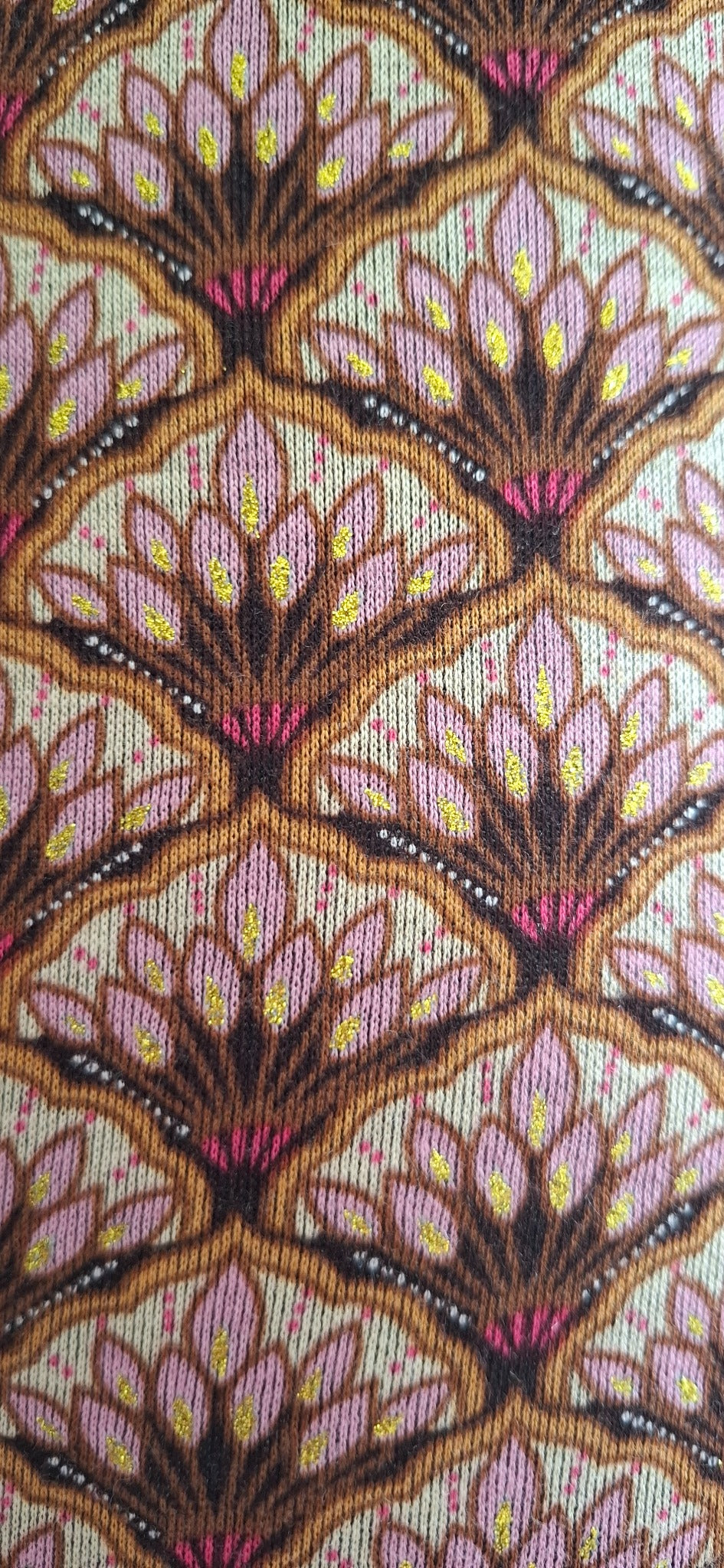 Origineel detail van de roze stof met bruine en goudkleurige accenten van Casa Rosalie